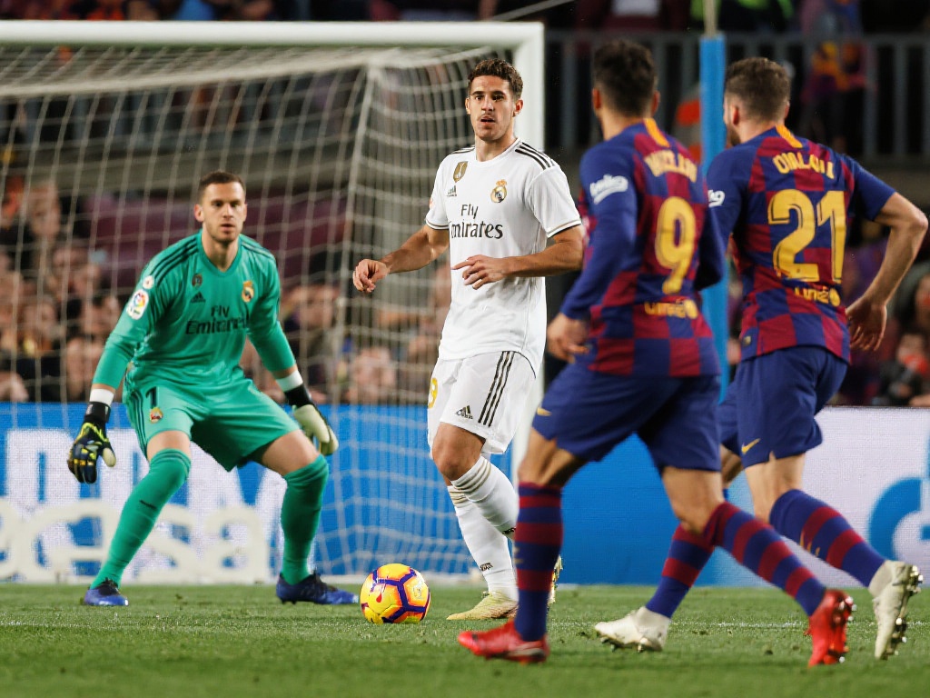 西甲“双雄争霸”：皇马巴萨上演争冠大戏